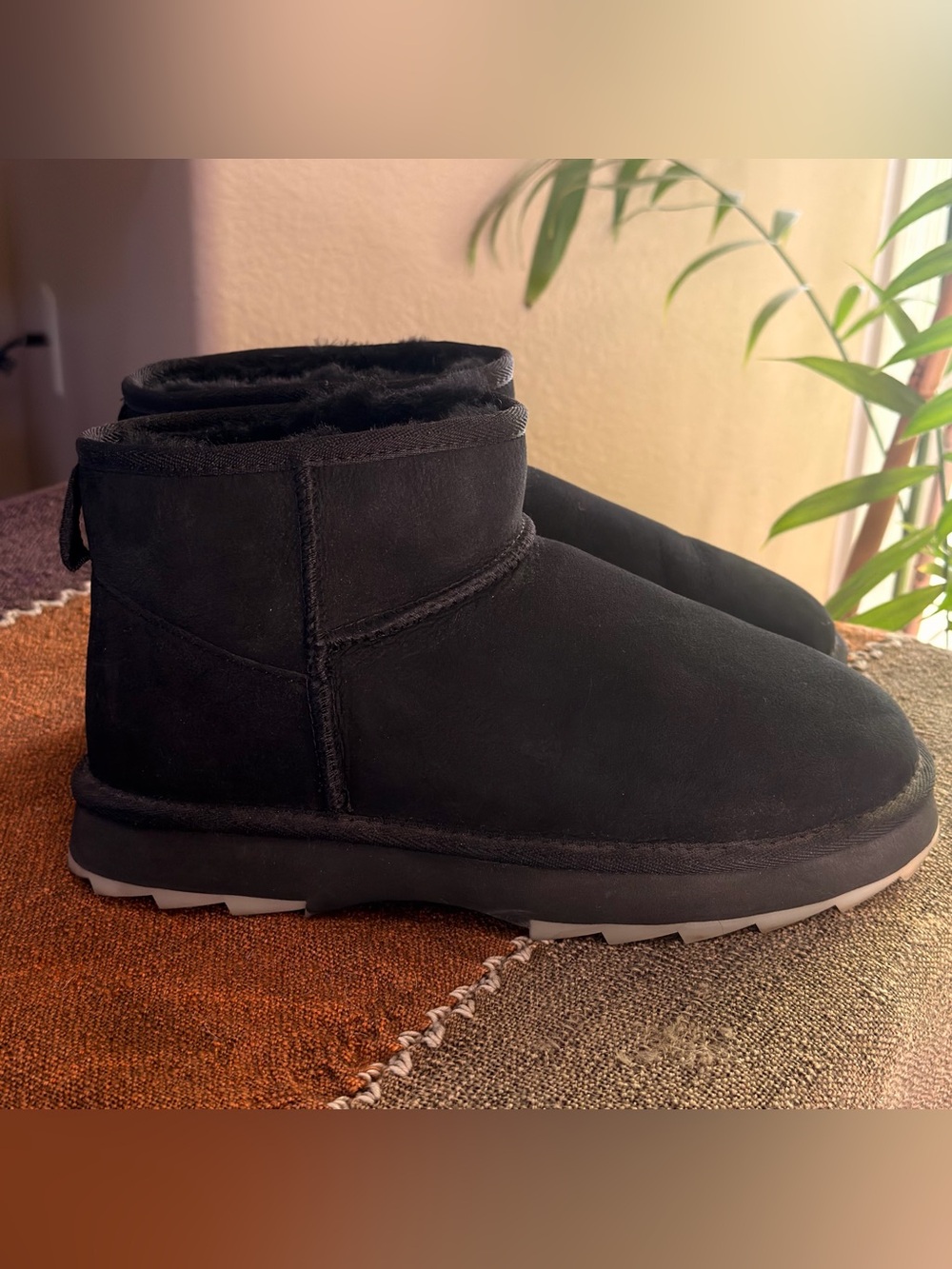 Emu Australia Black Suede Shearling Short Boot Size 9